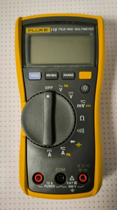 Лот: 23601676. Фото: 1. Мультиметр Fluke 115. Радиолюбительский инструмент