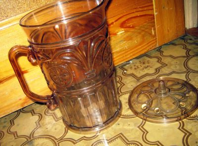 Лот: 10533556. Фото: 1. Графин пластмассовый, с крышкой... Кувшины, графины