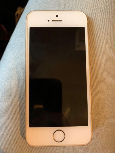 Лот: 18180745. Фото: 1. iPhone SE 128 Gb. Смартфоны