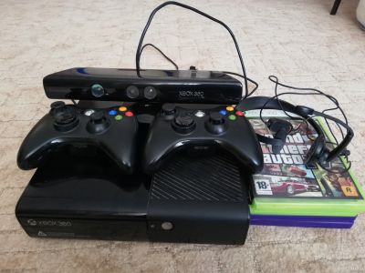 Лот: 13351212. Фото: 1. Xbox 360E + Kinect, 2 gamepads... Игровые приставки, консоли