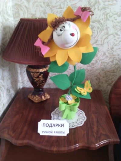 Лот: 8047626. Фото: 1. забавный Позитивчик - цветок... Букеты из конфет, игрушек