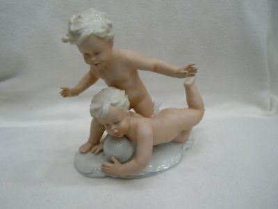 Лот: 25849355. Фото: 1. Путти, дети играющие с мячом Schaubach-Kunst... Фарфор, керамика