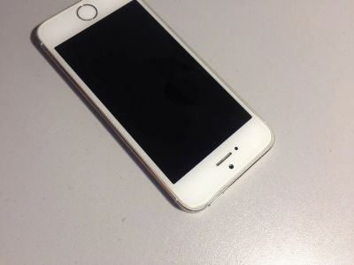 Лот: 7120517. Фото: 1. iphone 5s gold 16gb. Смартфоны