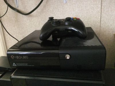 Лот: 9872636. Фото: 1. Xbox 360 E 4 ГБ. Игровые приставки, консоли