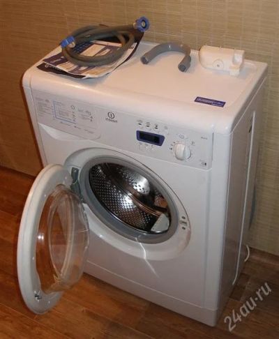 Лот: 2252424. Фото: 1. Узкая стиральная машина Indesit... Стиральные машины
