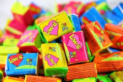 Лот: 6145872. Фото: 1. Жевательная резинка Love is. Другое (продукты)