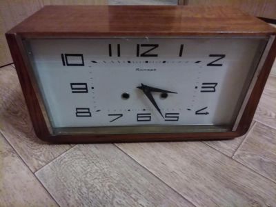 Лот: 10675478. Фото: 1. Часы с боем Янтарь. Часы настенные, настольные