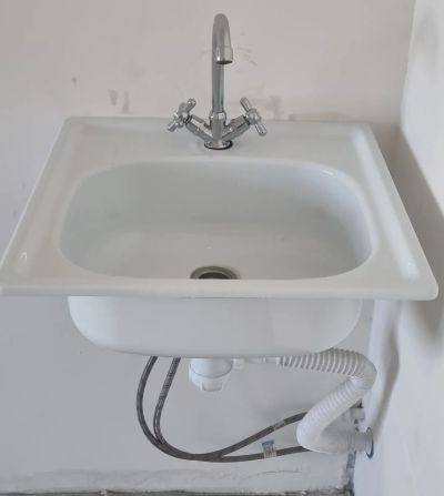 Лот: 25898271. Фото: 1. Раковина с крепежом и смесителем. Раковины, умывальники