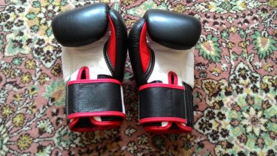 Лот: 6137356. Фото: 1. Боксерские перчатки 12 натуральная... Одежда для боевых искусств