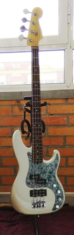 Лот: 11441657. Фото: 1. Fender American Deluxe Precision... Гитары