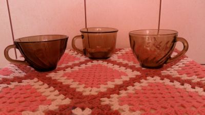 Лот: 16036766. Фото: 1. Три чайные чашки из темного стекла. Кружки, стаканы, бокалы