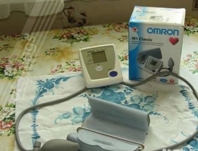 Лот: 11031044. Фото: 1. Тонометр omron M1Classic (полуавтомат... Антисептики, защитные средства, медицинские маски