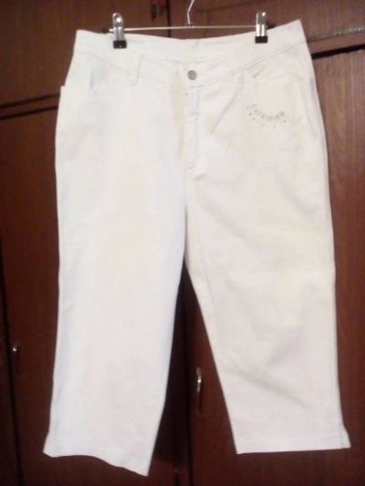Лот: 11568569. Фото: 1. джинсовые белые бриджи. Джинсы