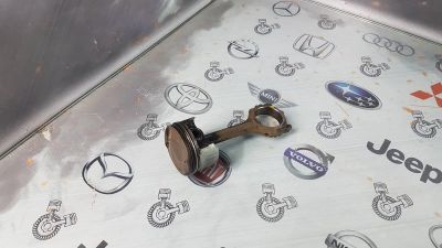 Лот: 23584352. Фото: 1. Поршень с шатуном Mitsubishi Lancer... Двигатель и элементы двигателя