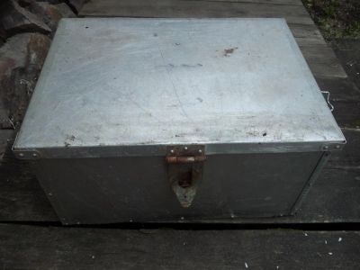 Лот: 7640637. Фото: 1. Ящик алюминиевый на клепках. Другое (домашний быт)