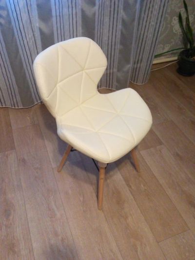 Лот: 9891627. Фото: 1. Стул бежевый (Eames). Столы, стулья, обеденные группы