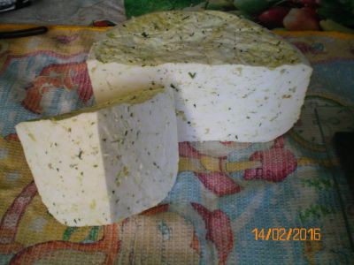 Лот: 6921191. Фото: 1. сыр домашний с чесноком и зеленью. Молоко и молочные продукты