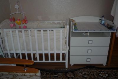 Лот: 4461859. Фото: 1. Кроватка и комод белого цвета... Детские кровати и кроватки