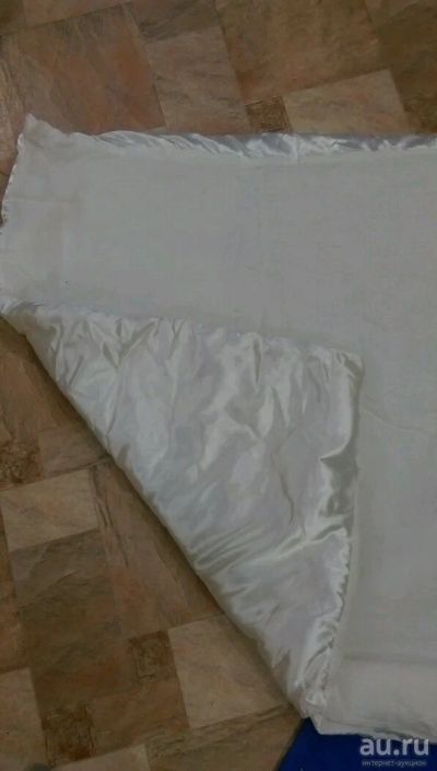 Лот: 10645925. Фото: 1. Белое детское атласное одеяло... Комплекты, конверты на выписку