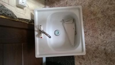 Лот: 5165912. Фото: 1. Мойка эмалированная белая со смесителем... Мойки кухонные