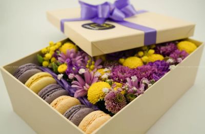 Лот: 6947517. Фото: 1. FlowerBox с макарунами (гербера... Свежие цветы