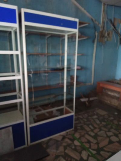 Лот: 20853280. Фото: 1. Витрина со стеклянными полками. Торговое