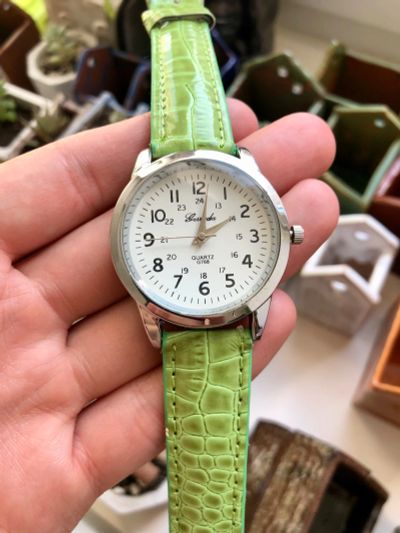 Лот: 19141630. Фото: 1. Часы кварцевые новые зелёный ремешок. Другие наручные часы