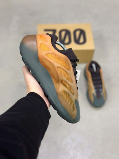 Лот: 25321420. Фото: 1. Кроссовки adidas Yeezy 700 v3. Кеды, кроссовки, слипоны