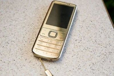 Лот: 858843. Фото: 1. Nokia 6700 classic Edition Gold. Кнопочные мобильные телефоны