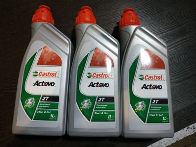 Лот: 11991984. Фото: 1. Масло Castrol Act Evo 2T. Масла, жидкости