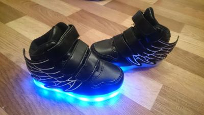Лот: 8819672. Фото: 1. Продам детские кроссовки с LED... Кеды, кроссовки