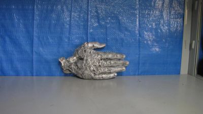 Лот: 6350761. Фото: 1. Призрачная рука отлитая из алюминия... Скульптуры