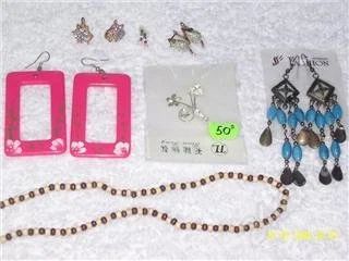 Лот: 82006. Фото: 1. Сережки и бусы одним лотом. Другое (ювелирные изделия, бижутерия, часы)