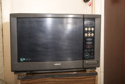 Лот: 4151502. Фото: 1. Микроволновка Samsung слегка не... Микроволновки, мини-печи
