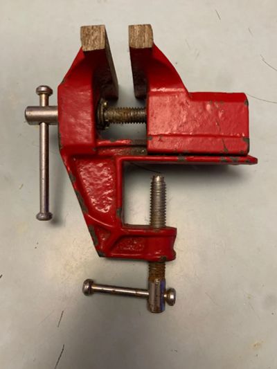 Лот: 19640525. Фото: 1. Тиски мини. Ручной инструмент