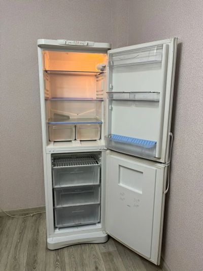 Лот: 19666770. Фото: 1. Холодильник Indesit c236g.016. Холодильники, морозильные камеры
