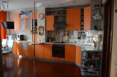 Лот: 7995082. Фото: 1. Кухонный гарнитур с техникой. Кухонные гарнитуры