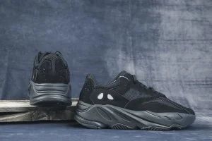Лот: 13966815. Фото: 1. Кроссовки Adidas YEEZY BOOST 700... Кеды, кроссовки, слипоны