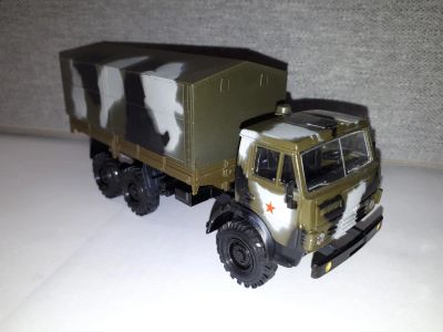 Лот: 11424799. Фото: 1. КАМАЗ 4310 с тентом камуфляж... Автомоделизм