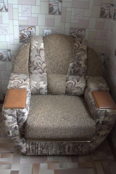 Лот: 3996184. Фото: 1. Мягкое кресло с кожанными вставками. Кресла, пуфы