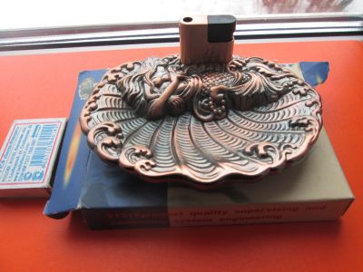 Лот: 17197738. Фото: 1. Зажигалка с пепельницой набор... Сувенирные наборы