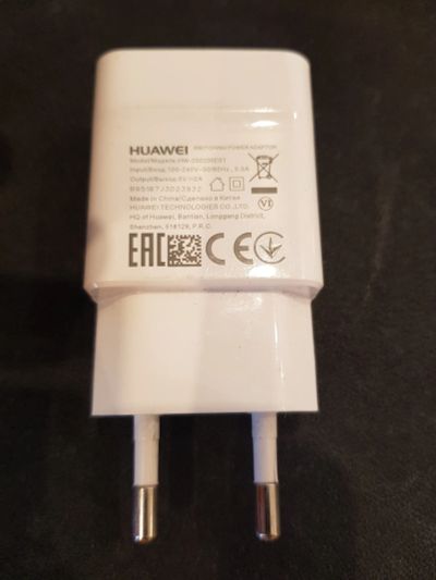 Лот: 25573860. Фото: 1. Зарядное устройство Huawei USB... Зарядные устройства, блоки питания, адаптеры сетевые для смартфонов