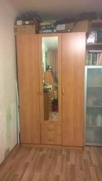 Лот: 11407546. Фото: 1. Платяной шкаф с зеркалом. Шкафы, шкафы-купе