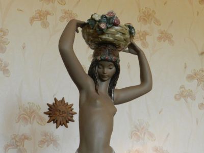 Лот: 11926131. Фото: 1. Статуэтка "Девушка с вазой на... Фигурки, статуэтки