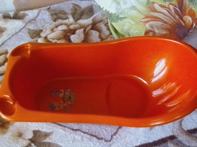 Лот: 9593008. Фото: 1. Ванночка для купания оранжевая. Детская гигиена
