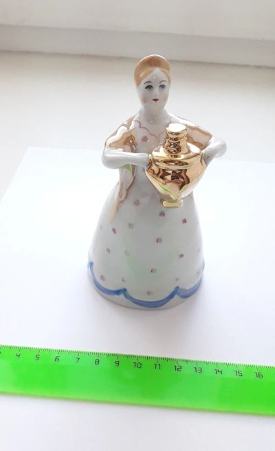 Лот: 16448627. Фото: 1. Статуэтка "Девушка с самоваром... Фарфор, керамика