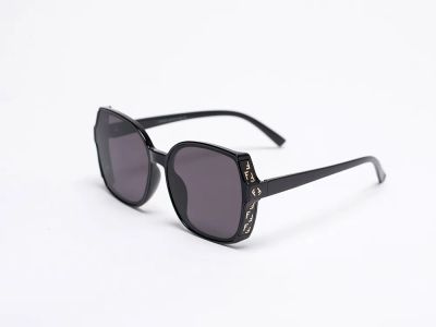 Лот: 19664520. Фото: 1. Очки Fendi. Очки солнцезащитные