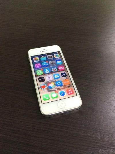 Лот: 5451309. Фото: 1. Продам iPhone 5(16gb), белый. Кнопочные мобильные телефоны