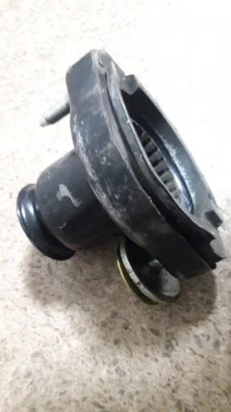 Лот: 21413482. Фото: 1. опора стойки Mitsubishi Airtrek... Двигатель и элементы двигателя