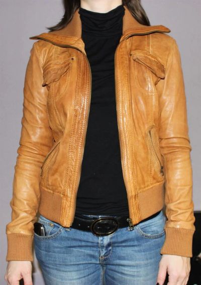 Лот: 3498313. Фото: 1. Куртка Bershka короткая натуральная... Верхняя одежда